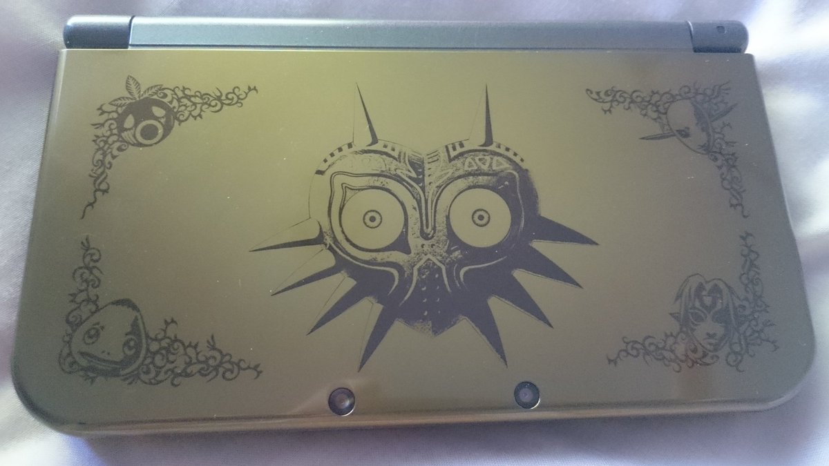 Sammii_Cake's tweet photo. I love my #MajorasMask3DS but I hate how the masks angle in the corners all seem random with no pattern!  #3DS #Nintendo #Zelda #LoZ https://t.co/duyJeXcJXo