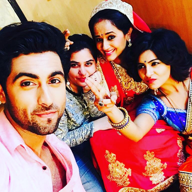rr_creation's tweet photo. Selfie n gun

#Agnifera #Ankitgera #yuktikapoor #rnrcration https://t.co/rInSpaXrhW