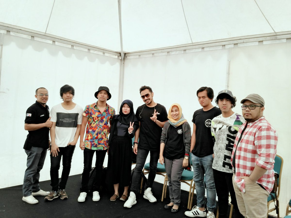 Uyi_133's tweet photo. with nidji di ultah pertamina ke 59 thn https://t.co/8Ps6Wto5xe