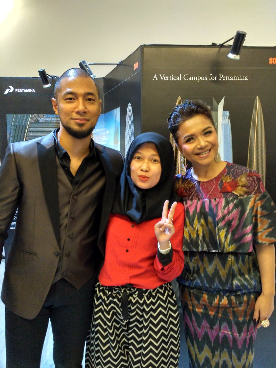 Uyi_133's tweet photo. with marcell dan ma2 uthe di malam pertamina awards https://t.co/jxC3nmTE6q