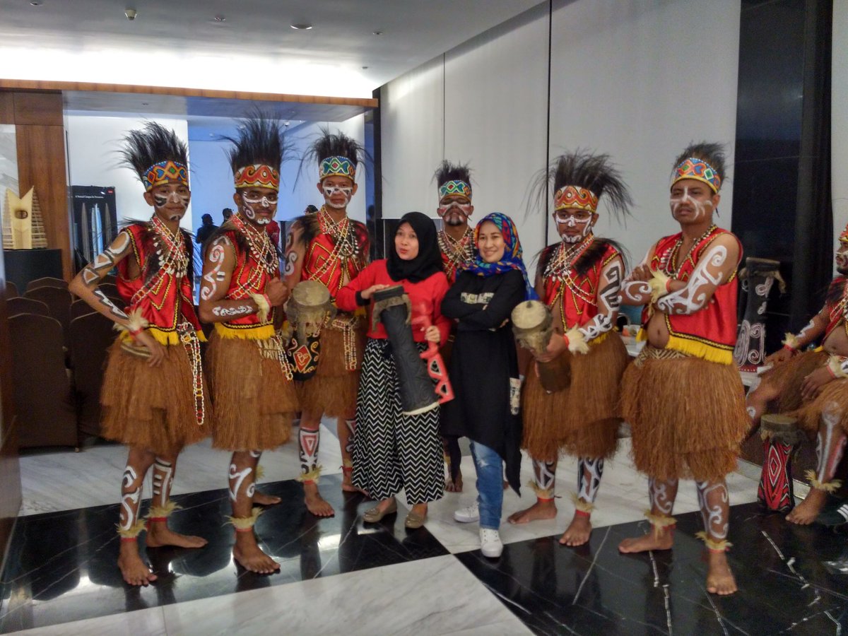 Uyi_133's tweet photo. with para penari papua di mlm pertamina awards https://t.co/4kZvYpoNE1