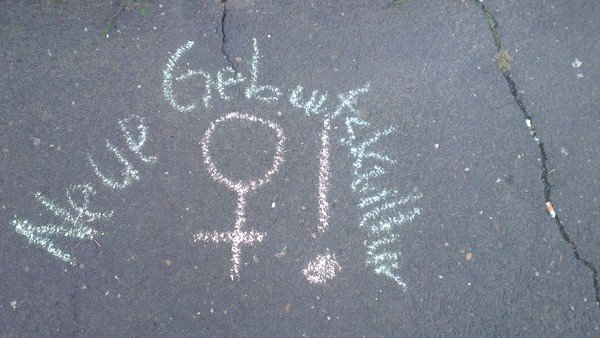 FlowBirthing's tweet image. Protest Aktion: 
#zurückindiekreidezeit #aufdentischhauenfürhebammen
#sicheregeburt
#angelamerkel
#frauenrecht
#baby
#streetart
#humanrights