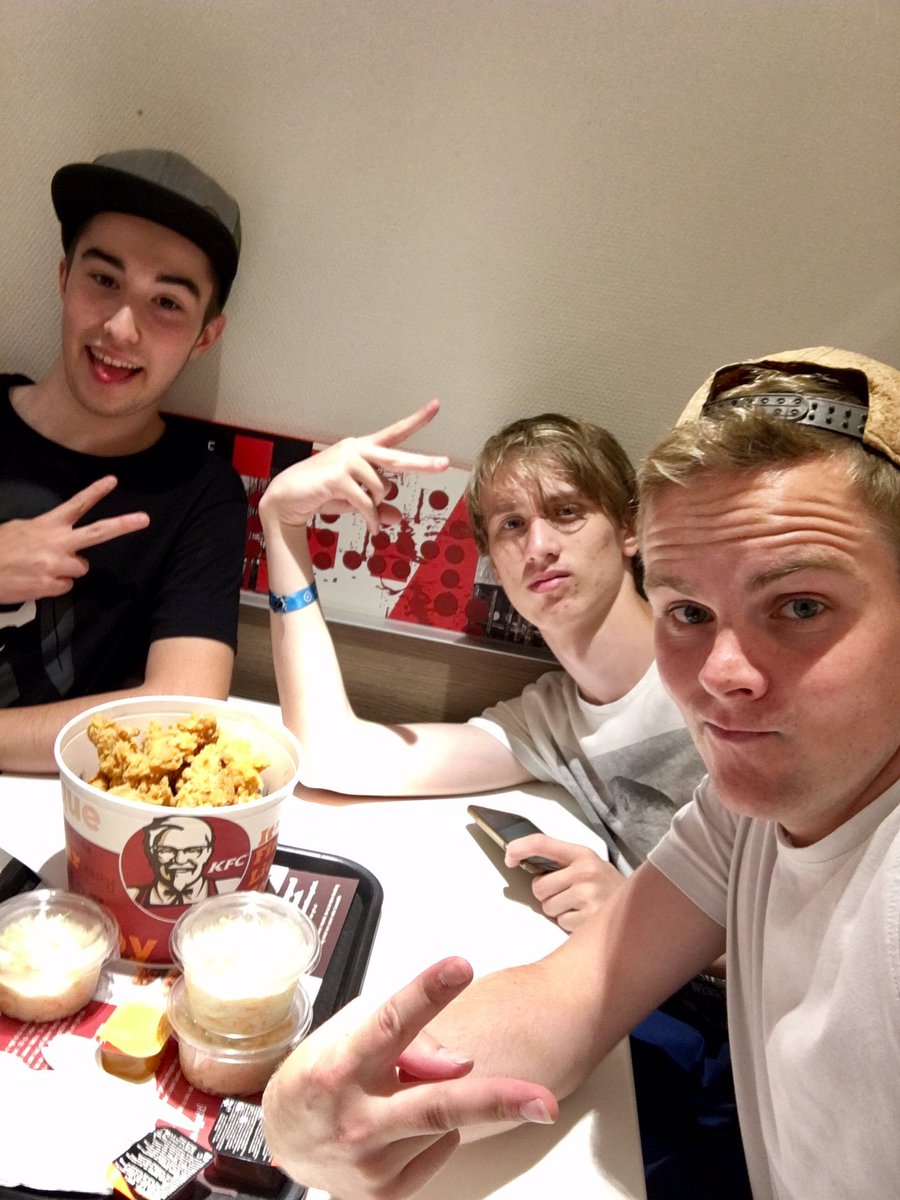 Eveoson's tweet photo. So letztes Frühstück in Köln genießen. Danke für die Zeit Jungs #Gamecom2017 https://t.co/TxmKYf4BJS