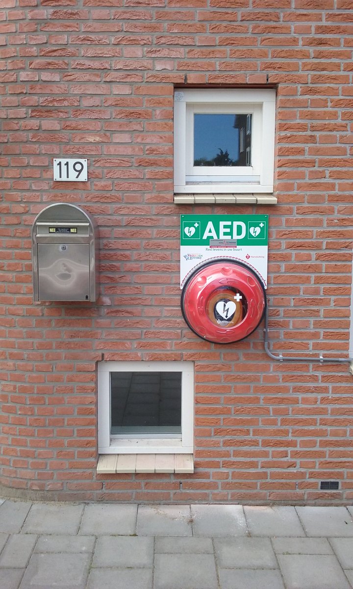 RLTNederland's tweet photo. Twee nieuwe #AED 's geplaatst, beiden 24/7 beschikbaar via @Hartveiligwonen @Hartstichting @Gemeente_LV https://t.co/qKOtNlPpBB
