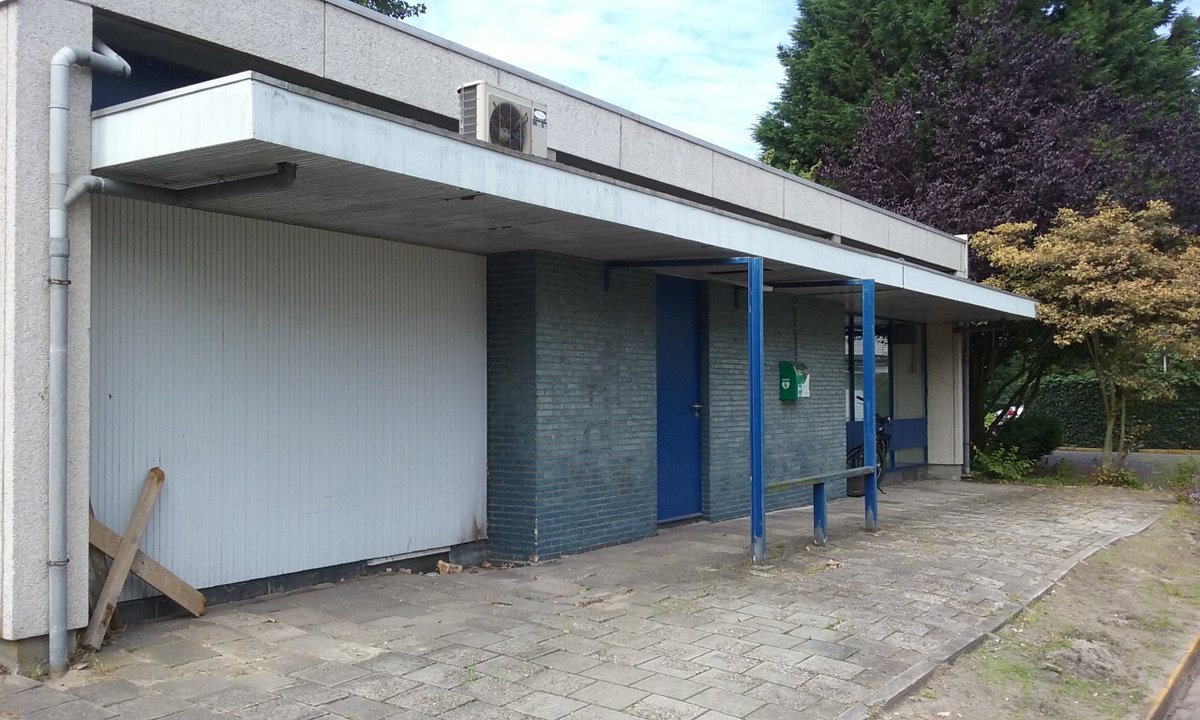 RLTNederland's tweet photo. Twee nieuwe #AED 's geplaatst, beiden 24/7 beschikbaar via @Hartveiligwonen @Hartstichting @Gemeente_LV https://t.co/qKOtNlPpBB