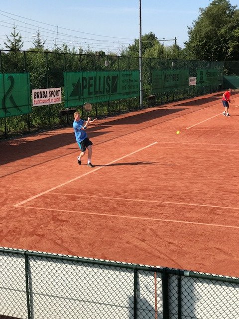 brubaopen's tweet photo. De eerste finales staan op de baan. @TCVijfhuizen #FinalsDay #tennis #tennistournament ☀️☀️☀️ https://t.co/xOqOskXxyV