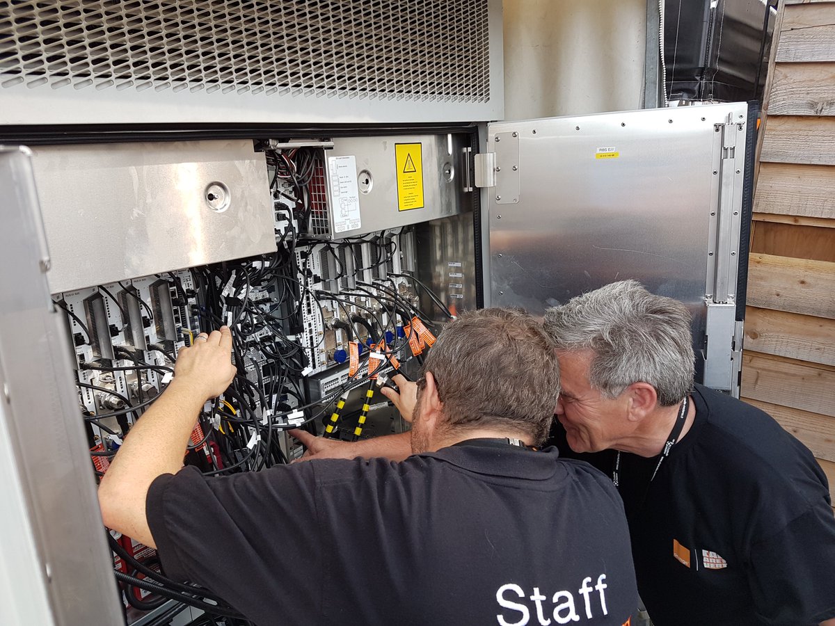 OrangeGrandEst's tweet photo. Les installations mobiles du #CabaretOrange permettent aux 25 000 festivaliers du #CV17 de partager leurs émotions en direct #4GOrange https://t.co/UVu4iEUmE0