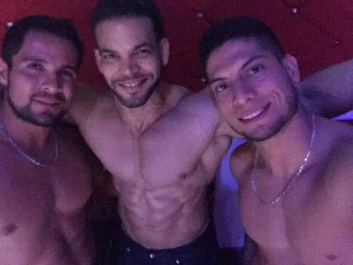 ComandanteCob's tweet photo. Con unos amiguitos desde Cancún #Stripper #Striper #Chicos #Boys https://t.co/E4HtwE7oIM