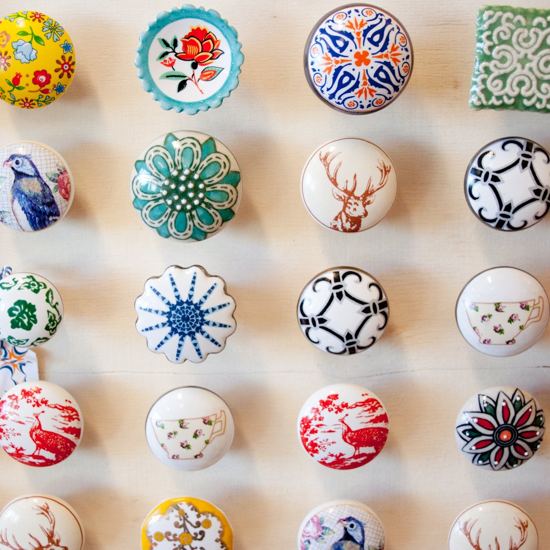 Pimp je #meubels met deze mooie #meubelknopjes: allerlei kleuren en maten #recycleniscool #upcycling #vintage #keramiek