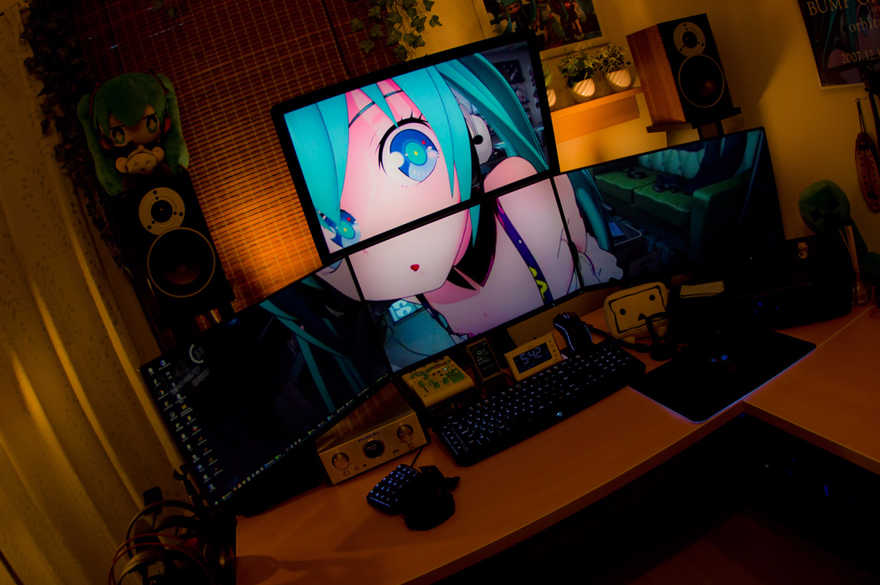 Yama Two やまとぅーん Pa Twitter 昨日から棚とグリーンを増やしてみました 色々な壁紙で遊んでます お前らのpcデスク周り晒していけ T Co Gt0vjtrzle Twitter