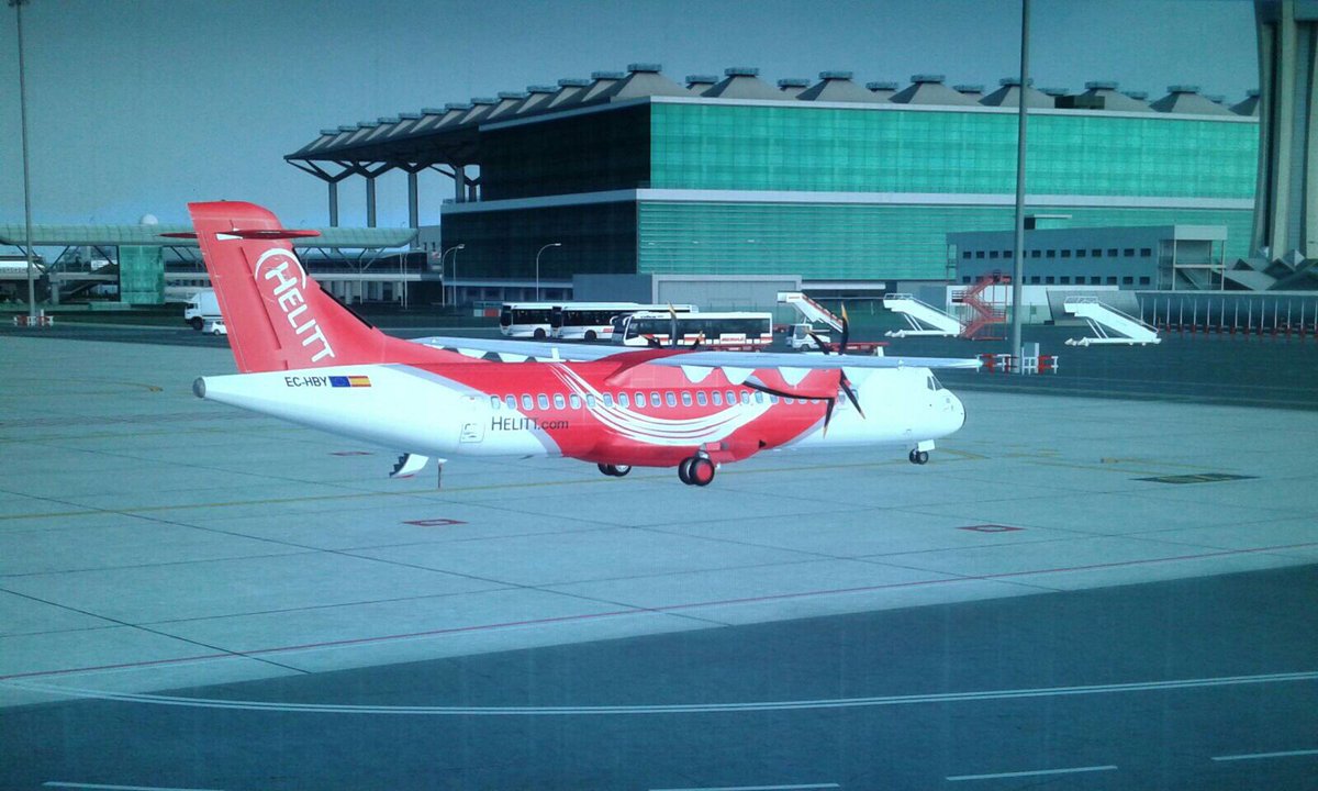 HelittLAE's tweet photo. ✈️ Cazados en Málaga justo en el momento del embarque✈️. https://t.co/HX6mEDg3ho
