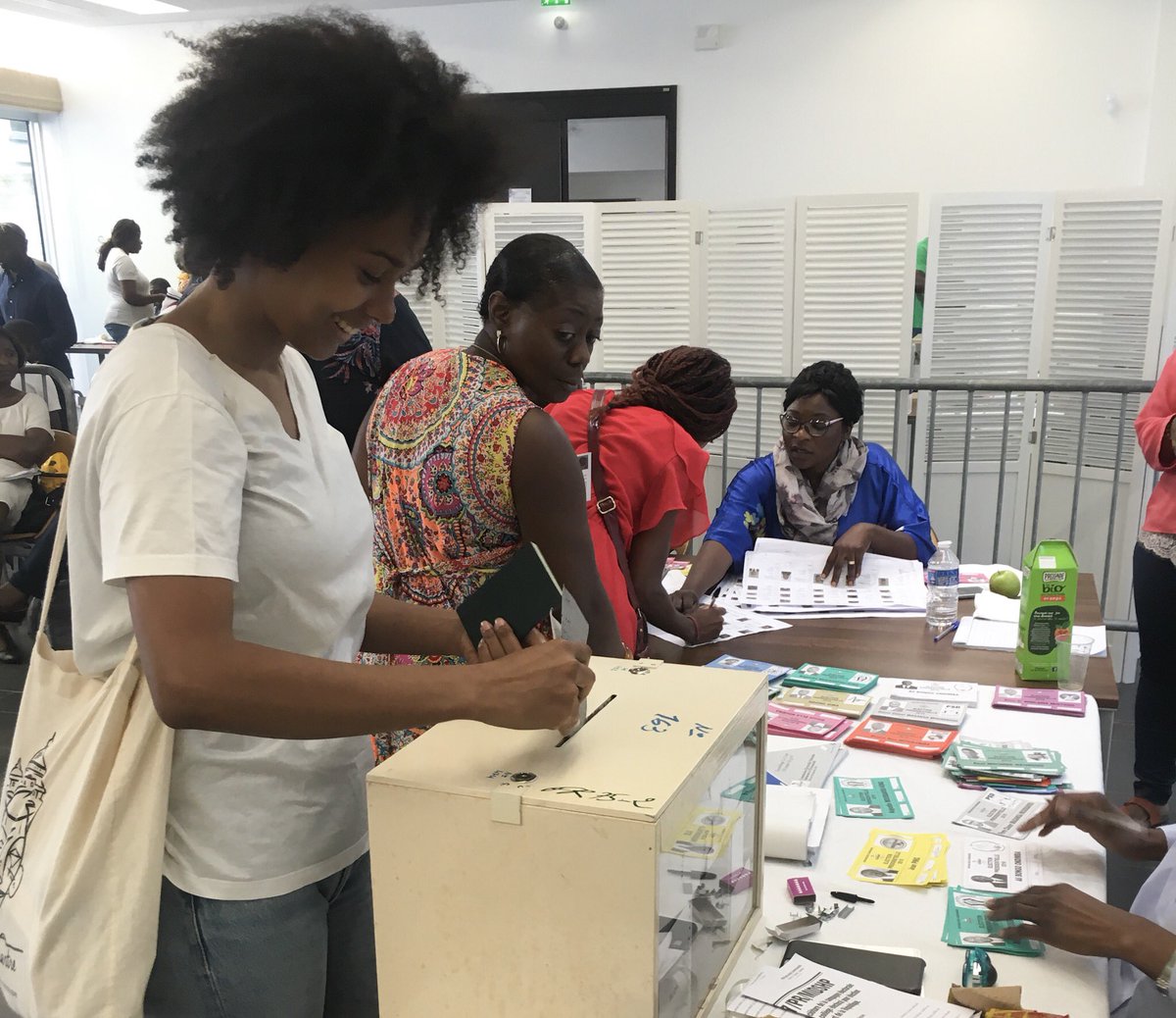 Scheenadonia's tweet photo. Il y a un an, je votais le coeur plein d'espoir pour mon pays. Fraude et meurtre ont été la réponse du pouvoir. 
Nous luttons encore.
#Gabon https://t.co/ujbyQ8nxjt