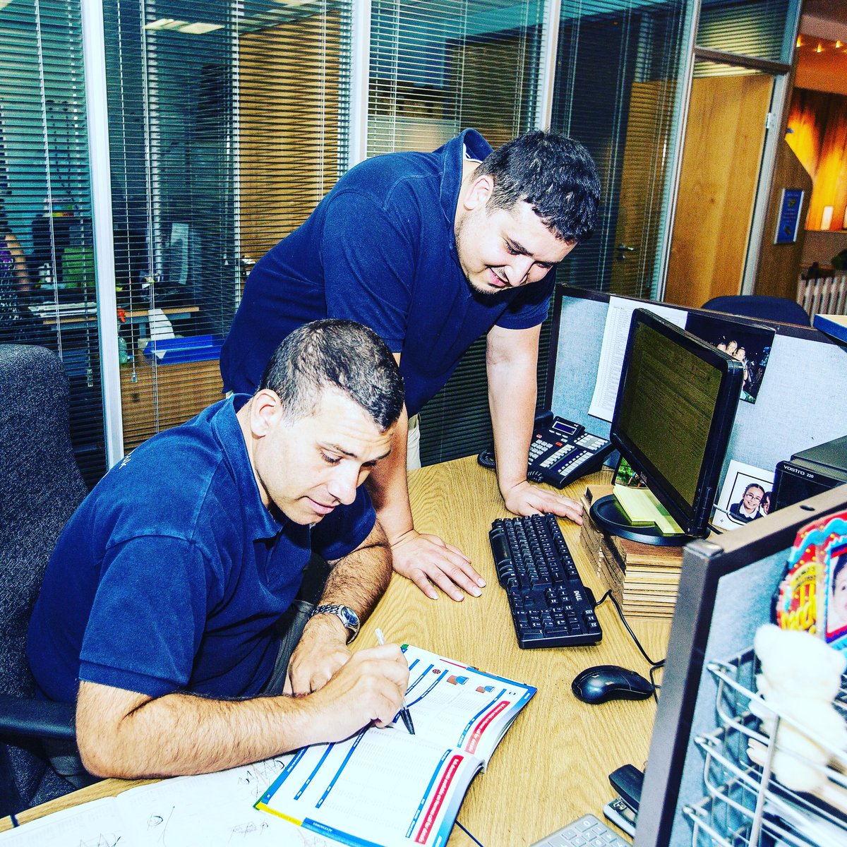 TheFloorShopLtd's tweet photo. Happy #BankHolidayWeekend everyone! From the team at https://t.co/ZDRGAXePe0 😎 #noworkuntilTuesday https://t.co/gcTW8SSTJ4