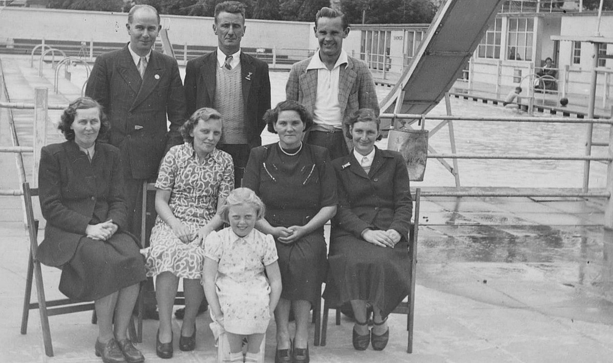 The Dyer family that used to run Bailey Park Pool #Abergavenny #Monmouthshire more info: facebook.com/ForgottenAberg…