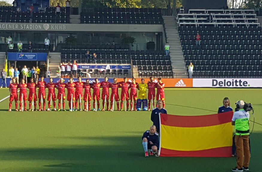 TheMedal1896's tweet photo. ¡5º EN EL EUROPEO!
Victoria de @AbsolutaMasc por 2-1 a  🇵🇱consiguiendo así el 5 puesto
#RedSicks #ECH2017
#FelizDomingo 
📸> @eurohockeyorg https://t.co/s7FKCVlBST