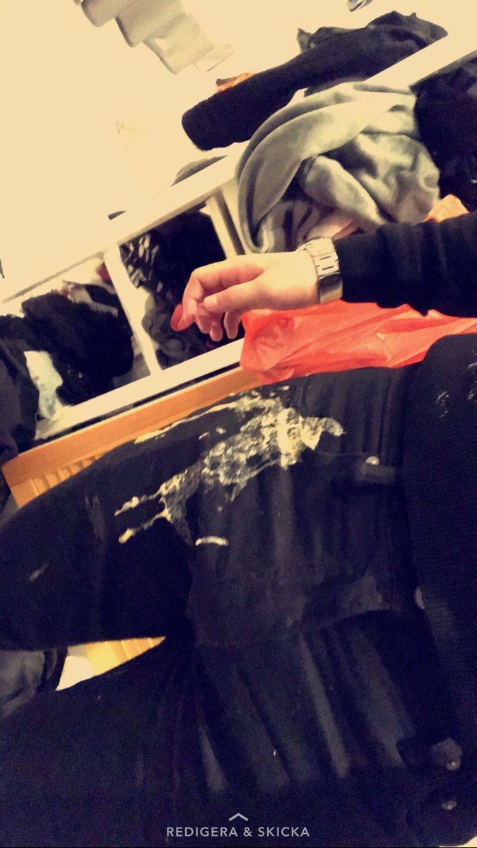 SagaWiklund's tweet photo. När man spytt ner sin pojkvän på förfesten så har man gjort sitt, hejdå. https://t.co/BVL248JDTz