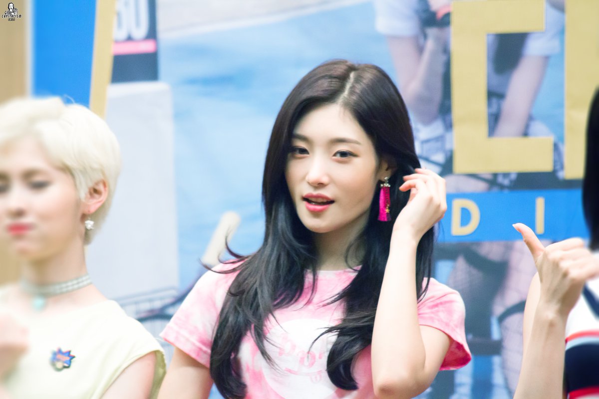 CapitalismSmile's tweet photo. #다이아 #정채연 #유닛팬싸 https://t.co/NZSp0vx47q