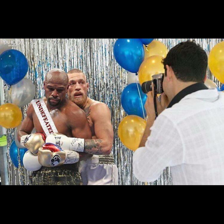 MobsterLoPster's tweet photo. #mayweathermcgregor #fightreplay this shit look authentic πππ That boy McGregor was throwin' a lotta hugs!!! π€π€π€ https://t.co/7MmR6qfMfU