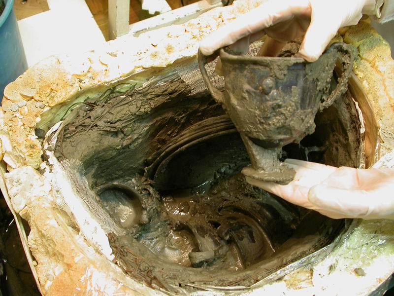 antigua_roma's tweet photo. En estas imágenes podemos ver el hallazgo de una vajilla de plata romana intacta, localizada en el complejo de Moregine. https://t.co/SDoGsPiRdV