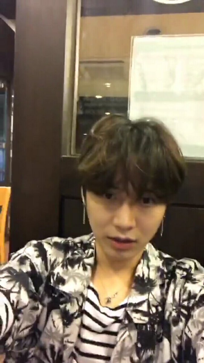 kay009__'s tweet photo. เปิดไลฟ์มาตอนแรกไม่แน่ใจว่าน้องจูหรืออีกคนที่ทำของหก แต่คือเห็นแวบๆอ่ะรู้สึกแบบน้องจูแน่ๆ ใช่ป่ะว้าา มีแบบไปหลบหลังกระจก ไม่เห็นเล้ยย #2joo https://t.co/RHYXzNqF5j