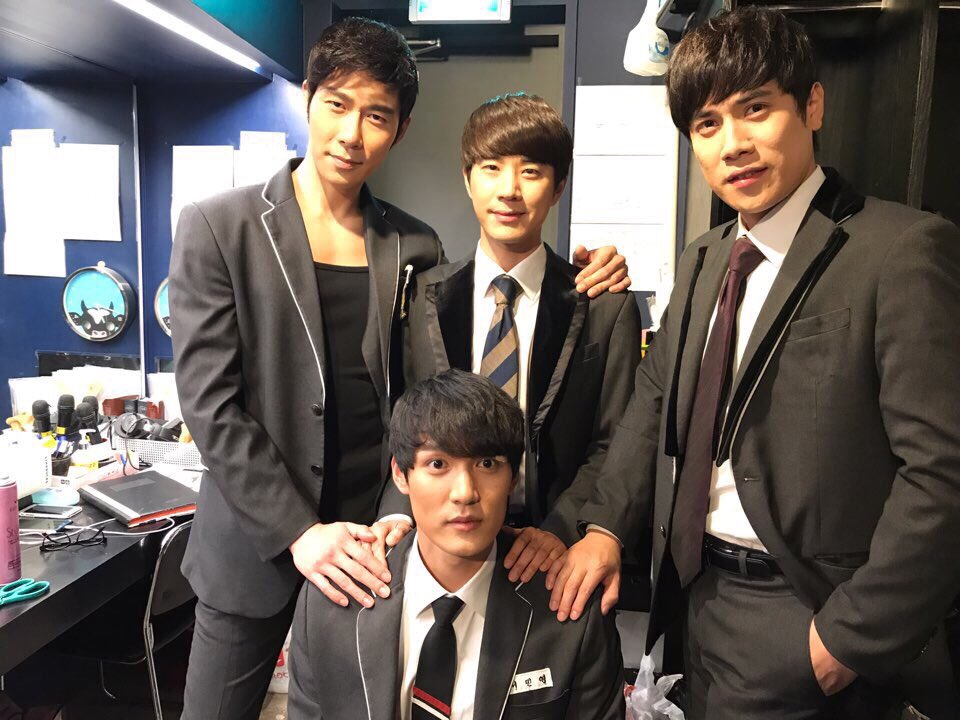 2017_students's tweet photo. 10주년 기념공연
연극 #모범생들

2017년 모범생들의 마지막 공연!
#명준태유 #수환창용
#종태은석 #민영풍래
마지막까지 모범생들과 함께!

#감사했어요
#마지막까지_함께
#진짜안녕_모범생들 https://t.co/1DHMXz2kgG