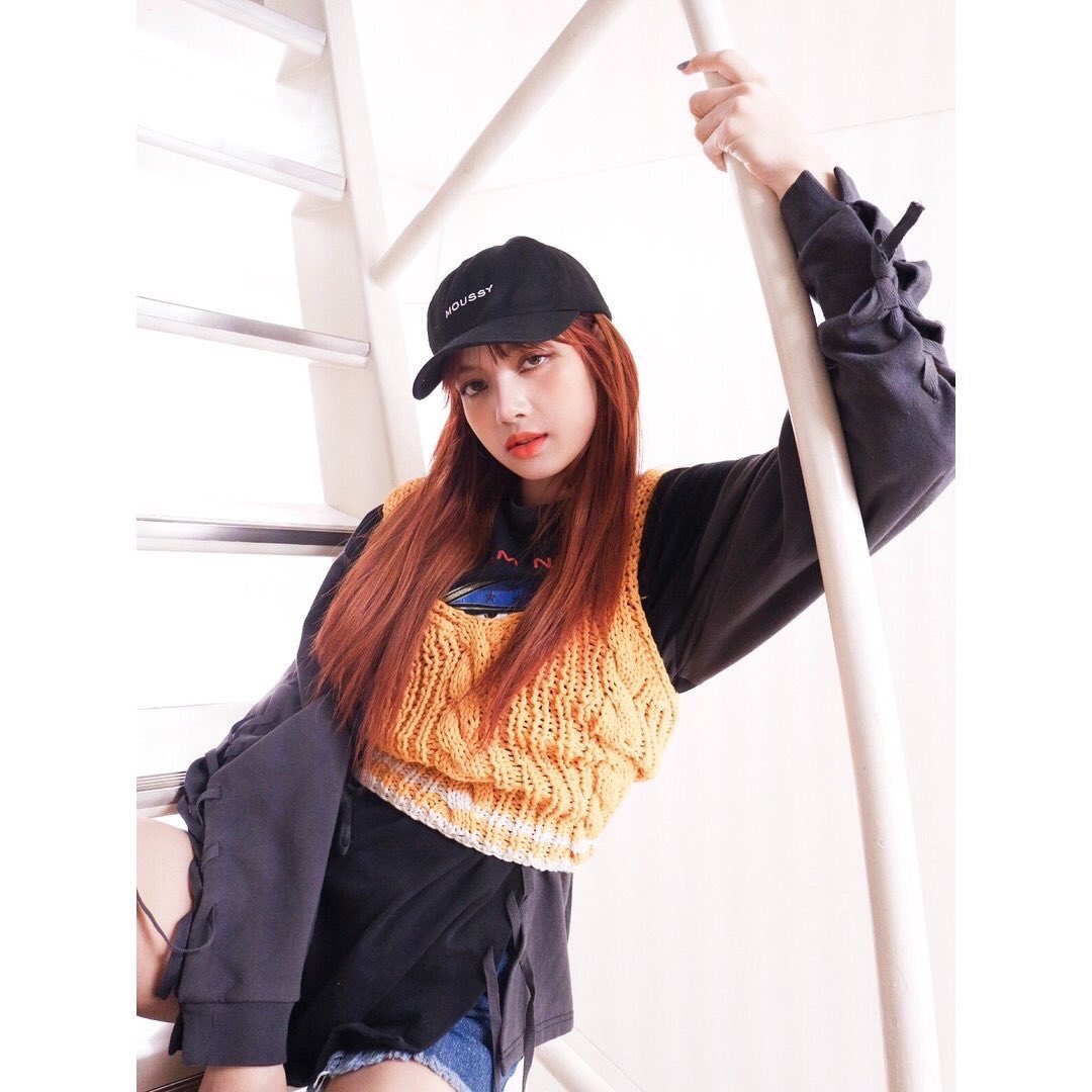 LALISTHAILAND's tweet photo. 리사 💜🤙🏻🤙🏻🤙🏻🤙🏻 https://t.co/Ac14JmFrX1