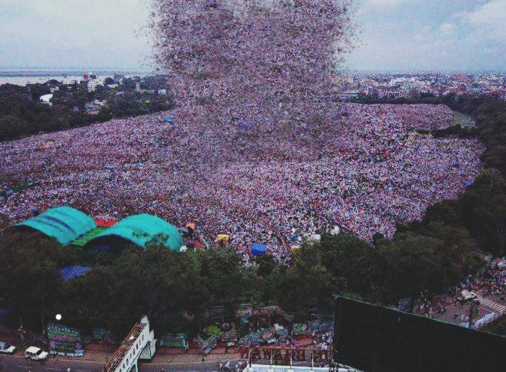Atheist_Krishna's tweet photo. Now crowd is pouring from the sky to fill the depression formed by Lalu ji's photoshop team. #Respect. https://t.co/82sNAOvprV