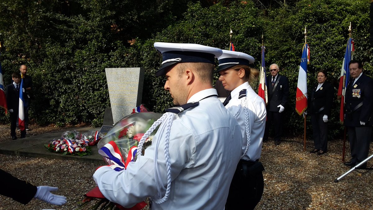 XavierPERICAT's tweet photo. Une cérémonie d'hommages qui débute au pied de #RadioCité, stèle des #Fusillés d'Orgemont @VilleArgenteuil #Doué #Moreels #Chauvelot 2/3 https://t.co/kx0dr22N5s