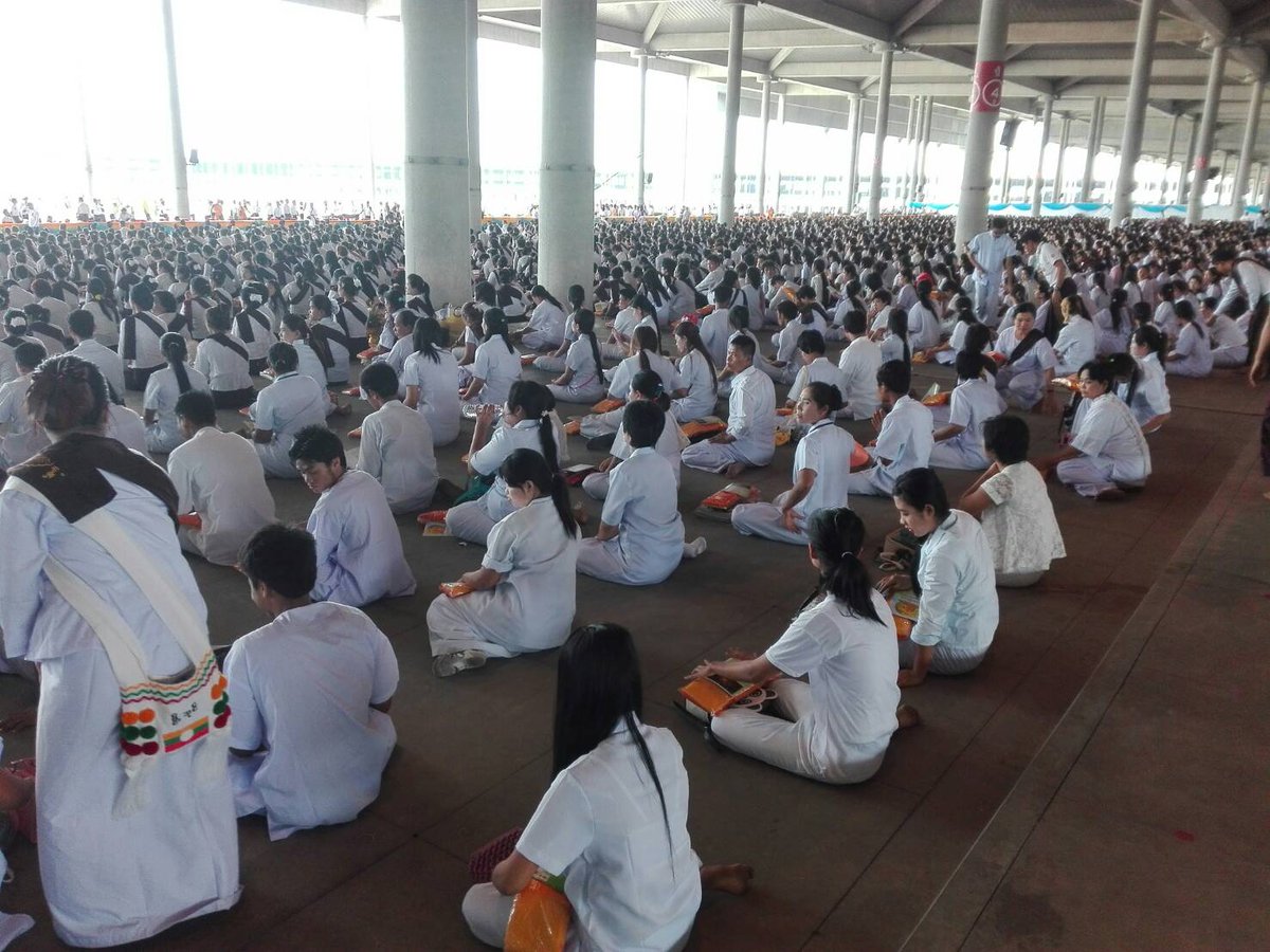 vvekeepwalking's tweet photo. เพื่อนบ้านชาวเมียนมาร์กว่า 7,000 คนร่วมงานบุญถวายผ้าป่า #วันธรรมชัย @วัดพระธรรมกาย หัวใจเดียวกันเลยเนอะ #เรารักพระพุทธศาสนา นี่สิพลังชาวพุทธ https://t.co/9FUETyXKKJ