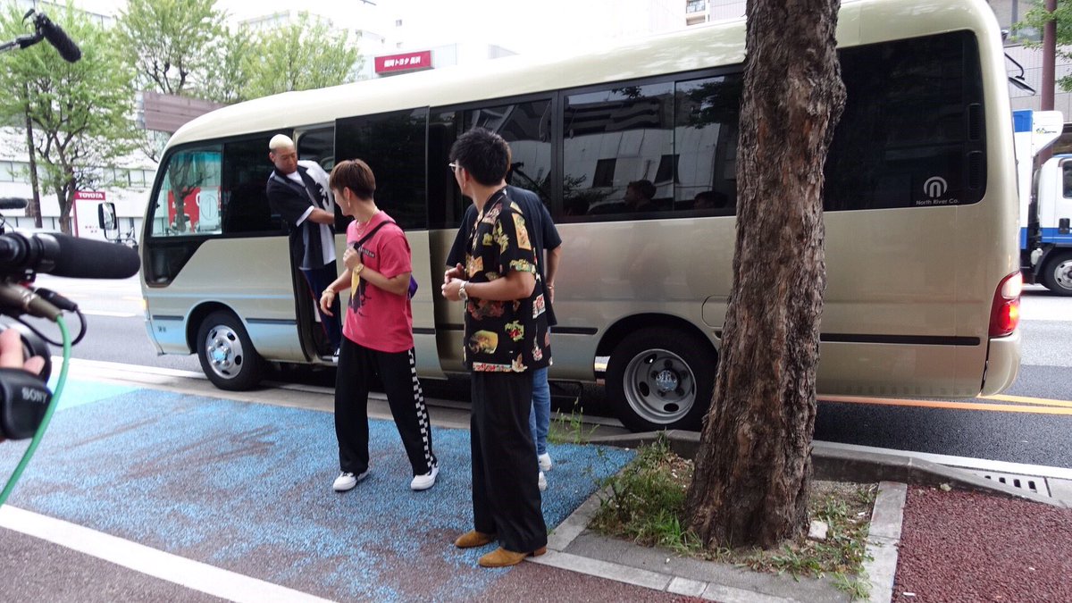 ABEMA's tweet photo. 【#GENE高】

福岡の朝の生放送番組に乱入！バスからスタジオまでは大慌てで移動💦 のはすが…中々辿り着かないメンバーの様子を激写📸✨今日からは遂に福岡編！通知予約はもう出来てる？☺️❤️

#日曜よる9時はGENE高▷https://t.co/pBKfPBd8fL https://t.co/sq6bo8UhOY