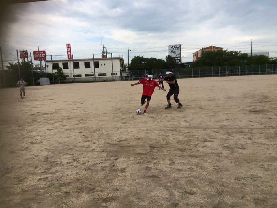 BlackSheep_bfc's tweet photo. 8月26日（土）、それぞれのレベルに合わせたパス、ドリブル、ルーズボールの処理などの基礎練習を中心に行い、サポーターの方も含めた全員でブラインドサッカーを楽しみました！ご参加頂いた皆様、暑い中お疲れ様でした！ #burasaka https://t.co/1129qmpxKN