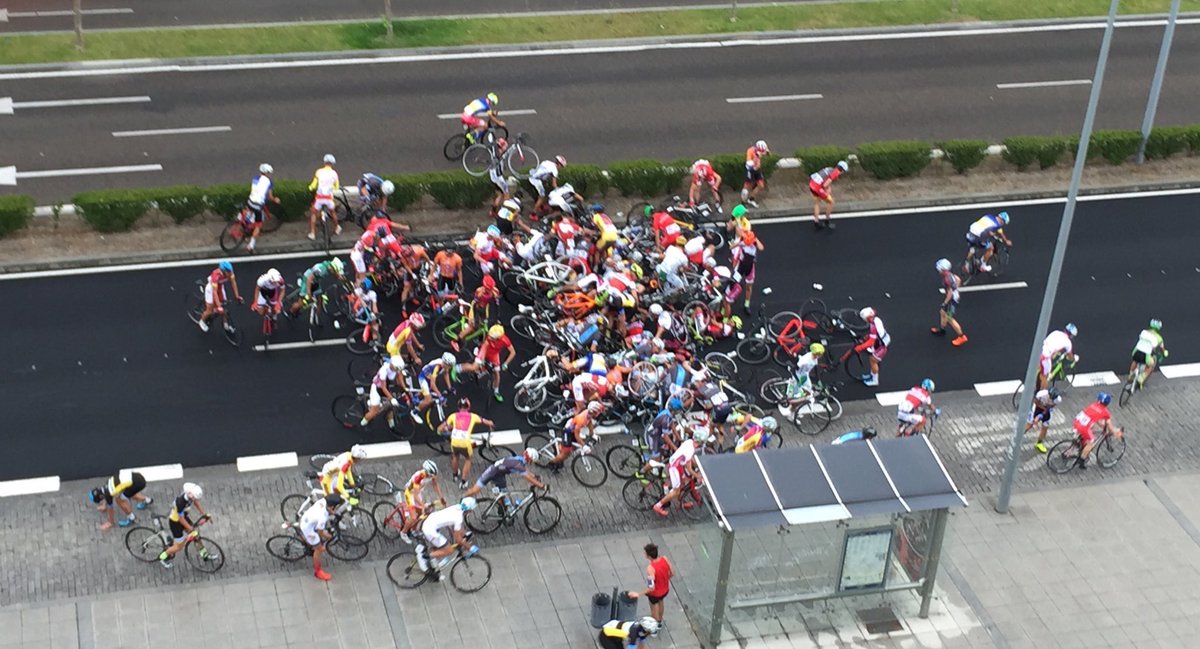 Imagen de la montonera que ha truncado las aspiraciones de muchos ciclistas en #CEValladolid17. Abandono de @MAngelterrones y <a href="/pedromiiii/">Pedro Miguel</a>.