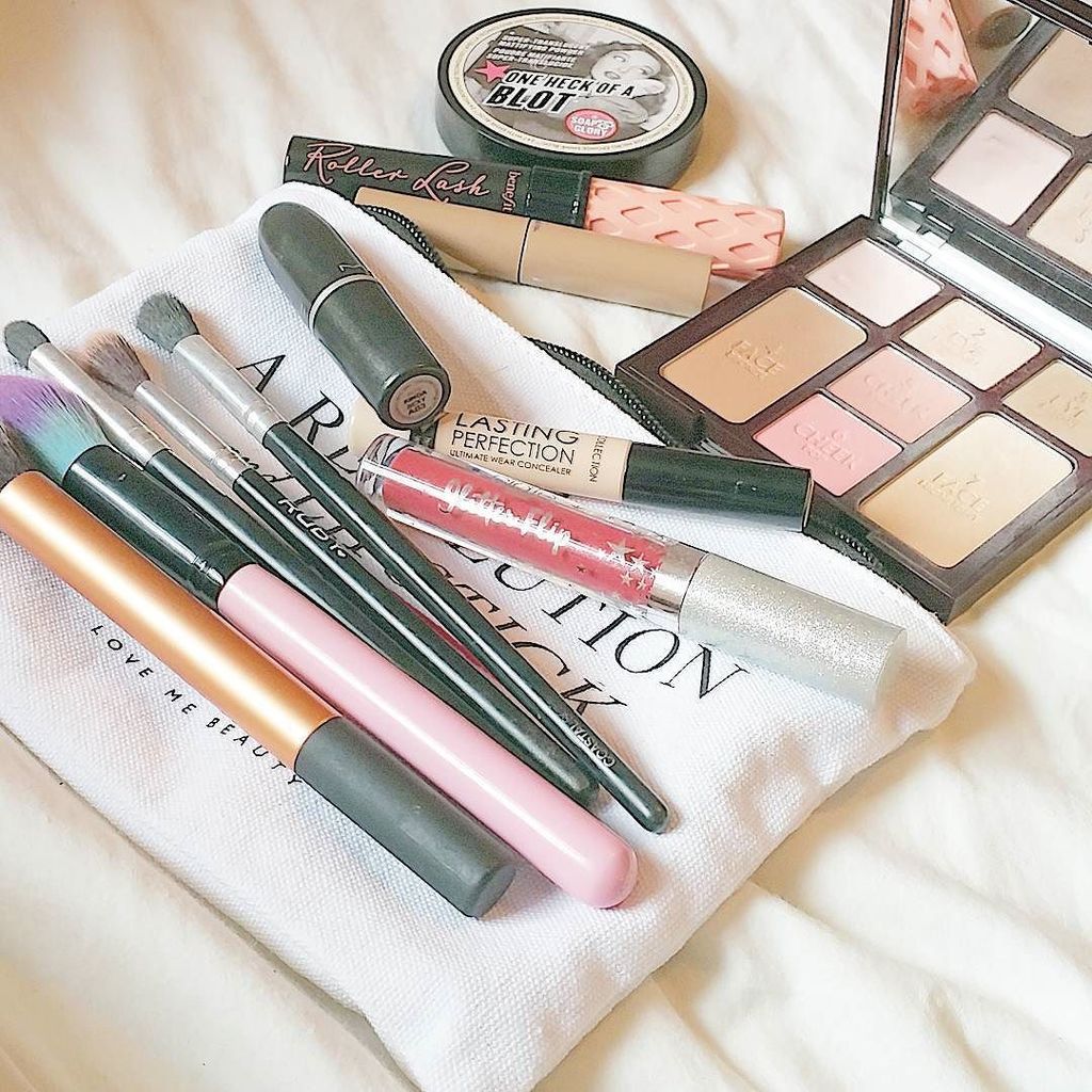 myfairfreckles's tweet photo. This is the #travelmakeup I took to Edinburgh. Good to be home ☺ https://t.co/3bZFCUTxF2
