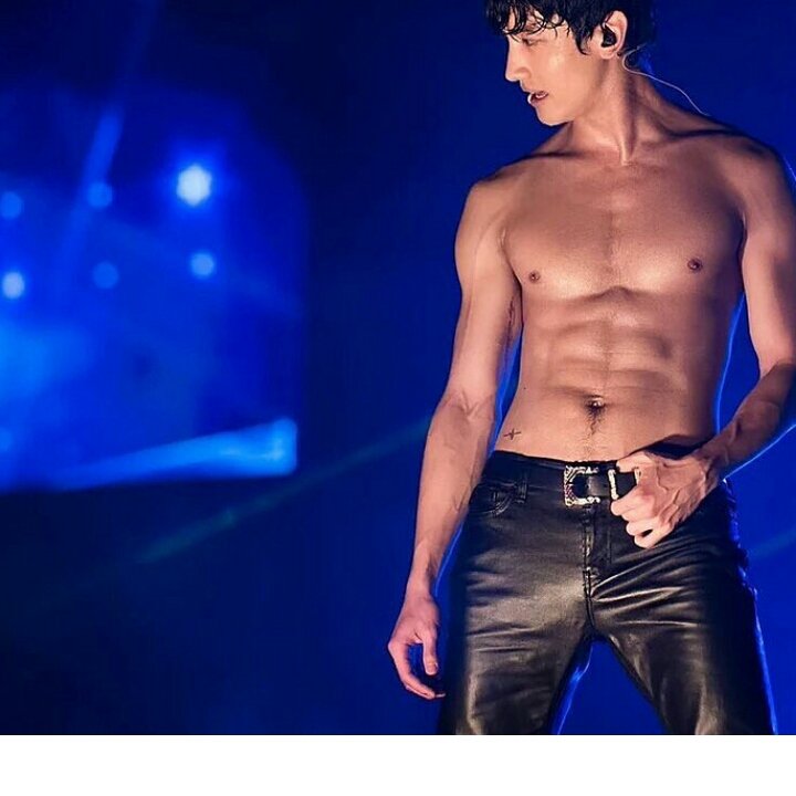 _tvxq095's tweet photo. このチャンミンは最強だと思う、、(←急に 笑

腹筋もだけど、特に腕の血管浮き出てるあたりがヤバすぎる😳 https://t.co/Qrc43sNsxj