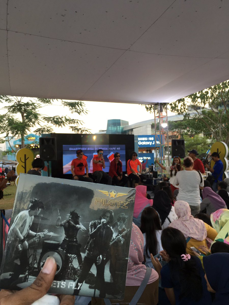 smartfrenworld's tweet photo. Yuk merapat ke Lounge - #Markas2017 ada @PilotzIndonesia talkshow bareng Smartfren 4G. #BaruTahuKan #AmazingFren https://t.co/VUc3Bhl04S