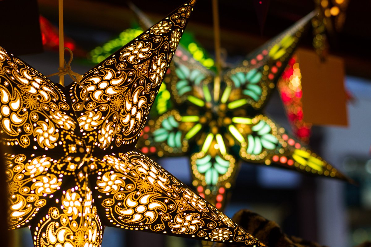 BramptonMarket's tweet photo. Setting up the Pop Up Shop at #Britfest today at #BritanniaInn Large ranges of #Paperstarlights for sale from 1pm-9pm. Outdoor bar &amp; bands! https://t.co/0UMo0sPk37