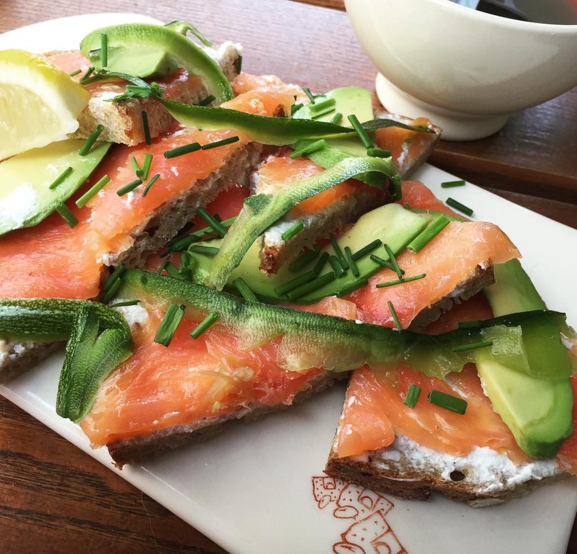 myEatFit's tweet photo. Smoked Salmon, Ricotta Avocado Tartine from @LPQUK - Approx #nutritionalinfo #Kcal 414, #Protein 28.7g, #Carbs 29.5g, #Fat 20.8g #Foodie https://t.co/y2Tkew52EJ