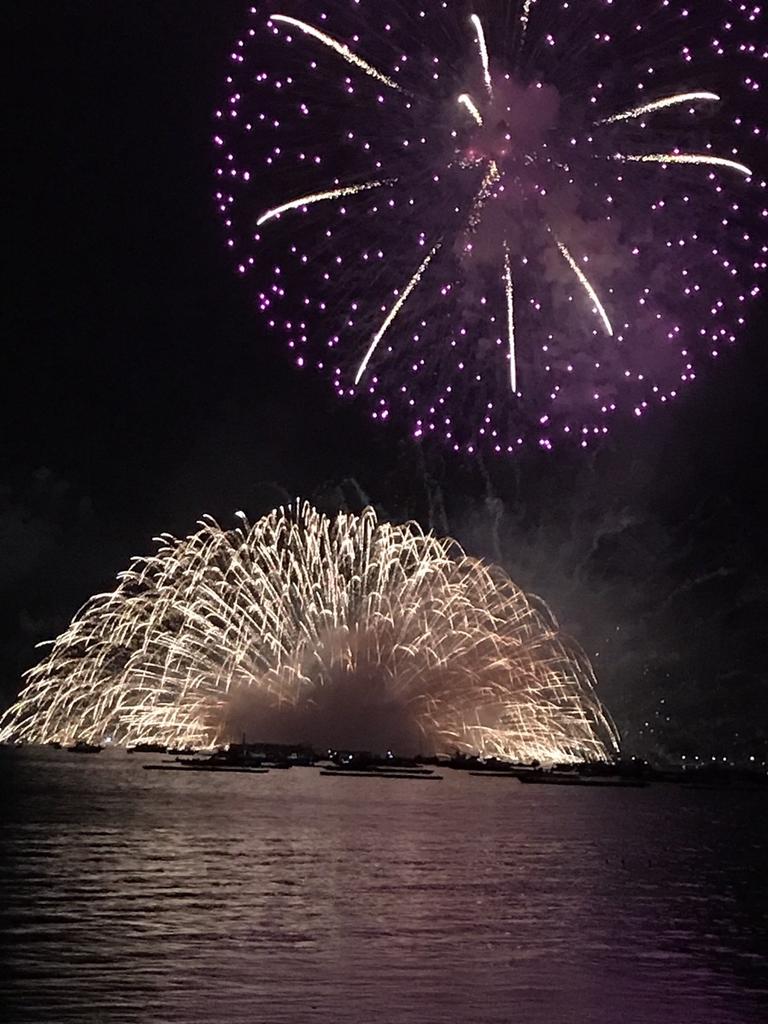riko_20010427's tweet photo. 🎆08.26🎆
のんたん、たおくん、ゆうきと宮島の花火大会✨
音がこわすぎたけどめっちゃ綺麗だった✨✨ https://t.co/qZm8QDsZq1