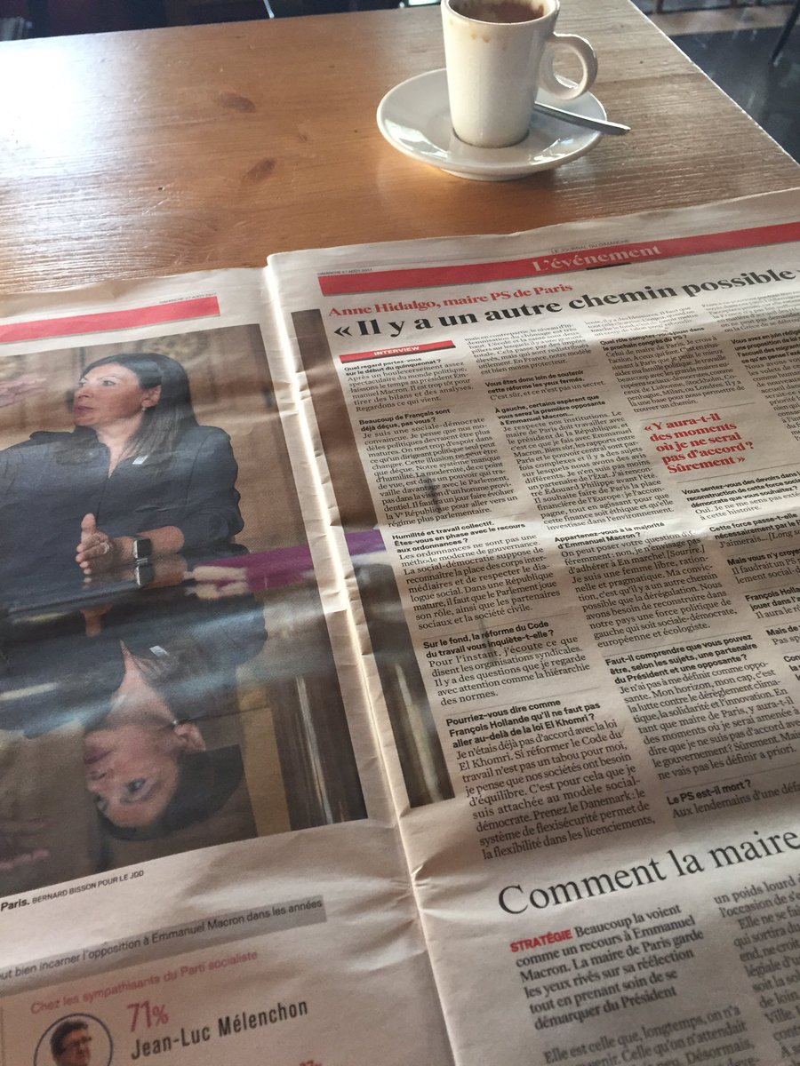 GCaronThibault's tweet photo. Le retour du café le dimanche matin au #MarchéDesEnfantsRouges agrémenté de saines lectures! Des alternatives plutot que des oppositions! https://t.co/DBE2S4VTj2