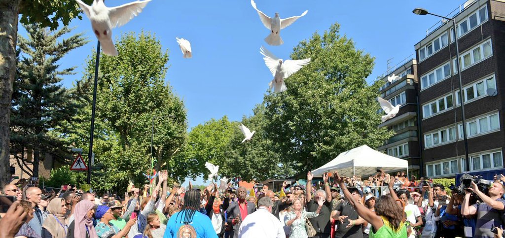 SadiqKhan's tweet photo. Standing alongside the community here at #NottingHillCarnival - which begins by honouring those who lost their lives at #GrenfellTower. https://t.co/11iDsXzoH2