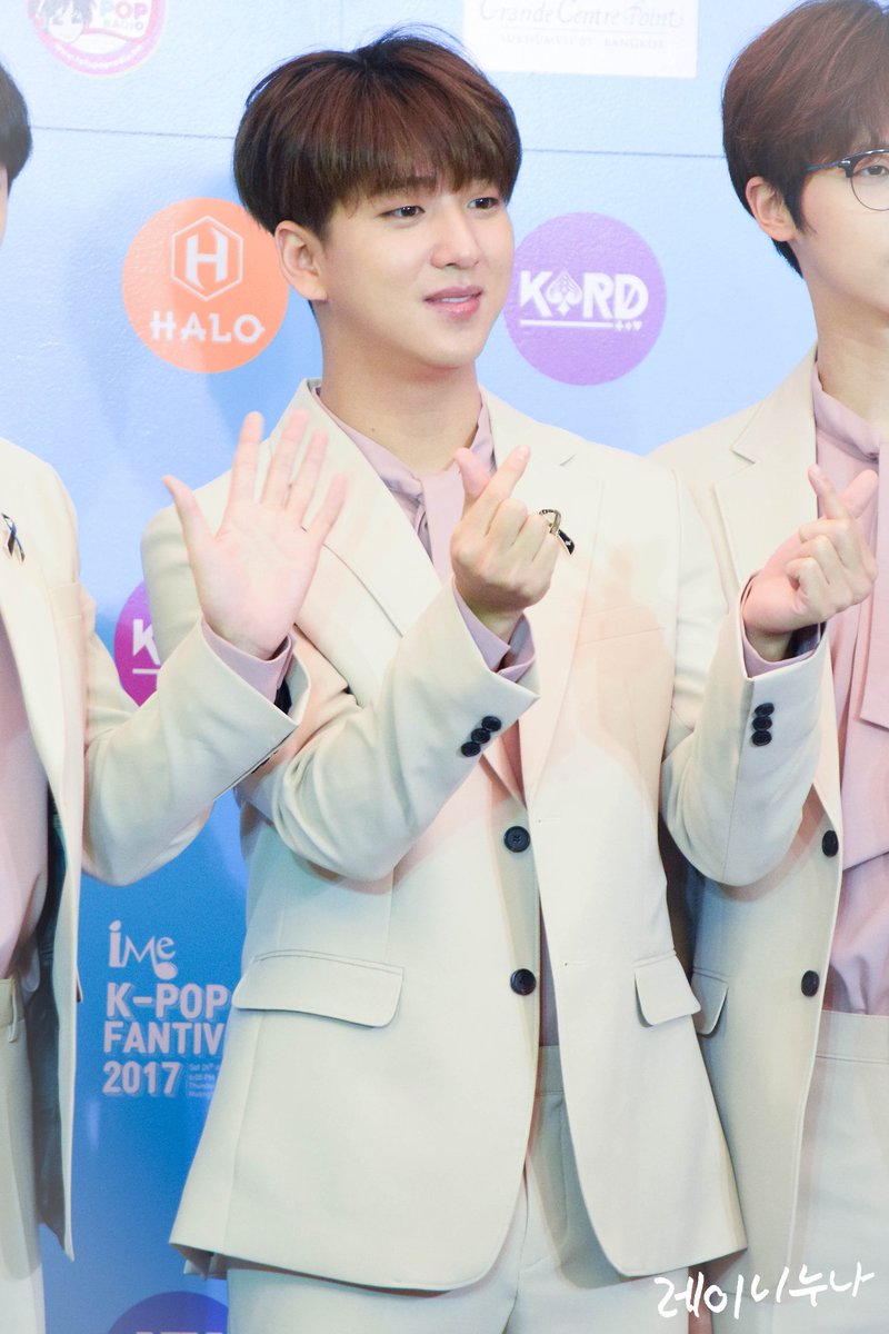 B1A4_FANCLUB's tweet photo. 4.บาโร คนที่สาดน้ำกระจายในคอนและไฮทัชคนแรกของ B1A4 แรปเปอร์ และนักแสดงเจ้าบทบาทอีกคนของวง เคยเล่นละคร Reply 1994 ด้วย #iMeKPopFantival2017 https://t.co/WsuEdP8f5s