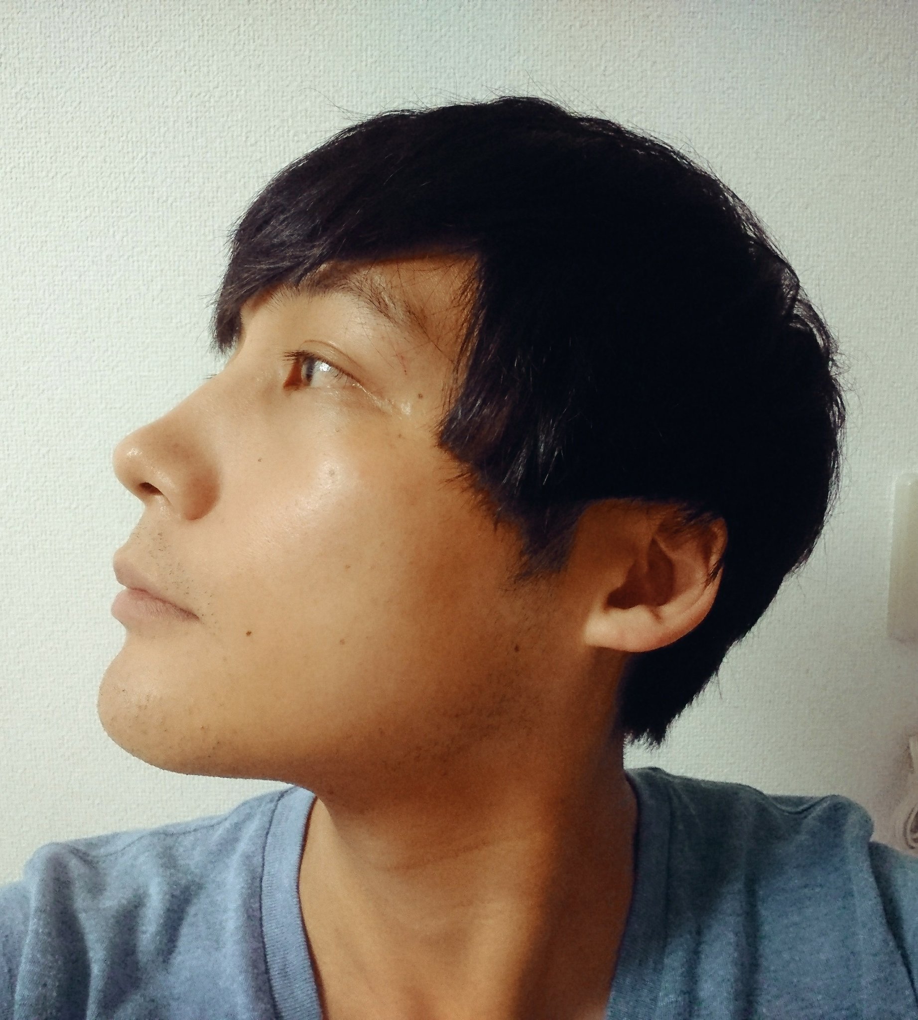 テンポイント 松下慎平 サイドの髪の長さが気にくわなかったので 適当にハサミで切ったら失敗した っていうツイート用に横顔の写真撮って気づいたけど 自分が思ってるより自分の アゴしゃくれてる 思ってた倍くらいしゃくれてる 滑舌が悪いのも合点