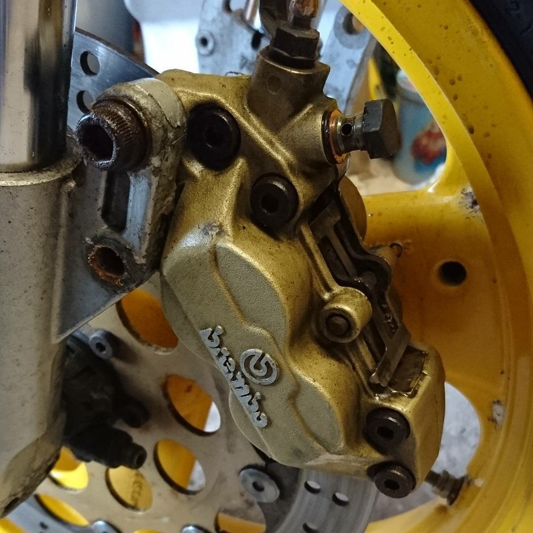 Paul_Bicker's tweet photo. Super seized in bolts, finally the dam thing is off! #caferacer #ducati @CafeRacerDreams @CafeRacerTV @CafeRacrsReturn @CafeRacerCult https://t.co/IdRvdNr1Yu