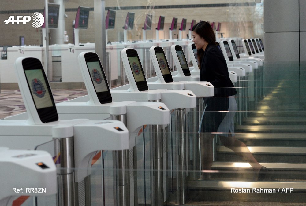 AFPespanol's tweet photo. Escaneado facial, robots y jardines en los aeropuertos del futuro #AFP https://t.co/GCLh8j8aqF https://t.co/7YVZyrbndX