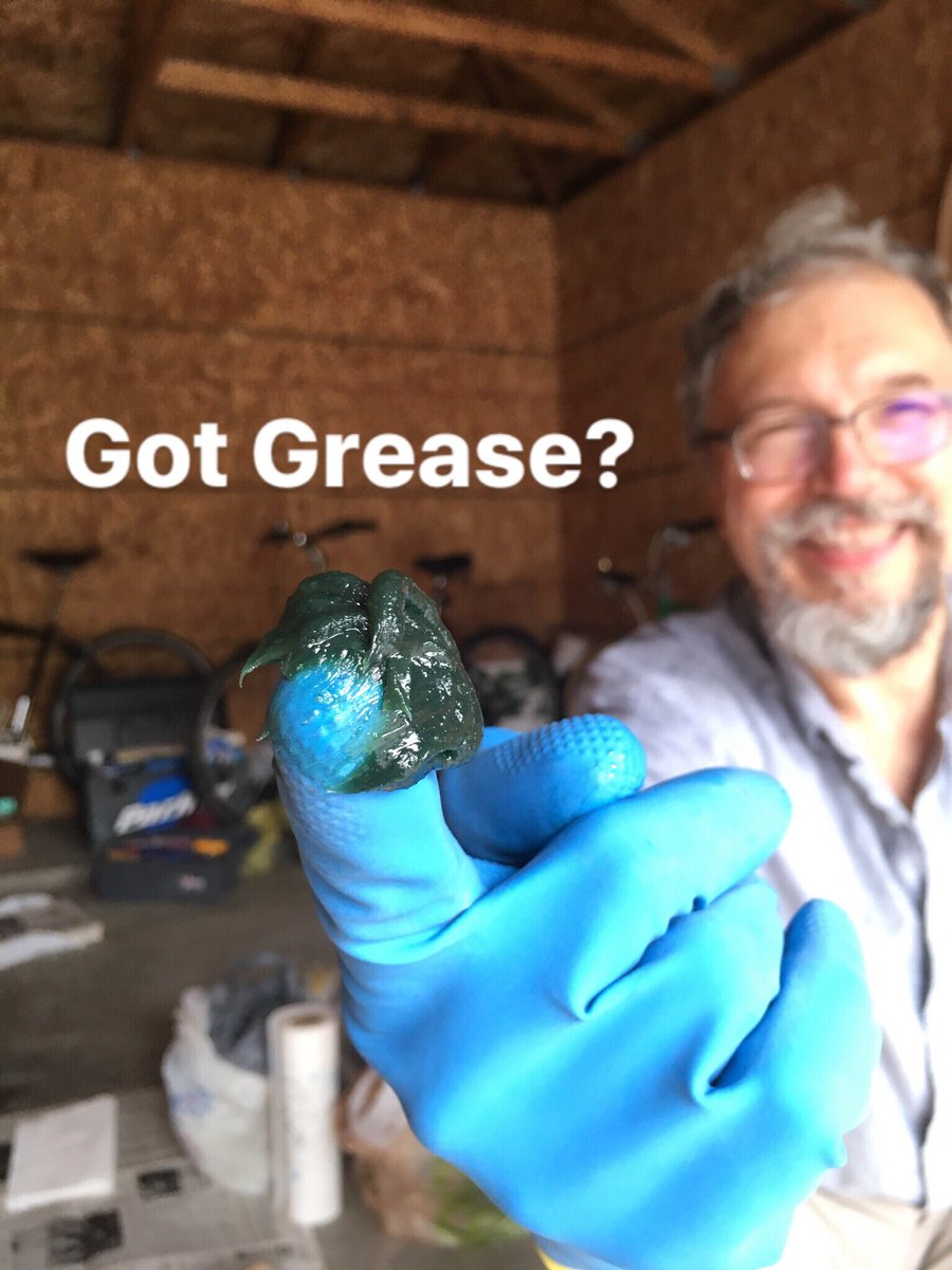 Sew_Swim's tweet image. Got grease? @PhilWoodCo #bicyclecrazy Ready for bottom bracket installation.