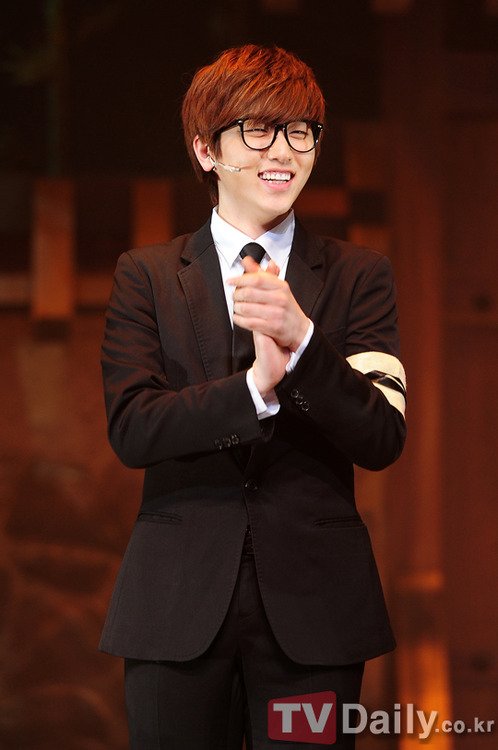 B1A4_FANCLUB's tweet photo. 3.ซานดึล ยืนไฮทัชคนสุดท้ายของ B1A4 เมนวอยซ์ของวง มักจะเข้าแข่งในวาไรตี้ร้องเพลงและชนะอยู่บ่อยๆ ชอบแสดงละครเวทีเหมือนกัน #iMeKPopFantival2017 https://t.co/AanebGe4kp