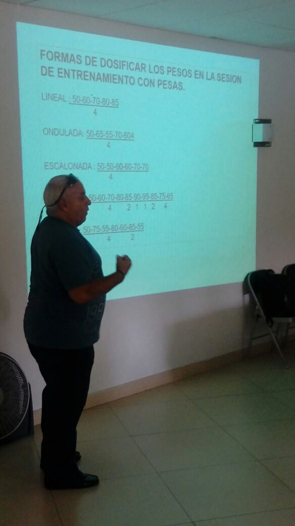 CODEJalisco3's tweet photo. Entrenador Walter Gómez impartió conferencia como parte de las capacitaciones de Code a entrenadores de clubes privados #ClubDeLaColina https://t.co/sRE0ZOYA2w