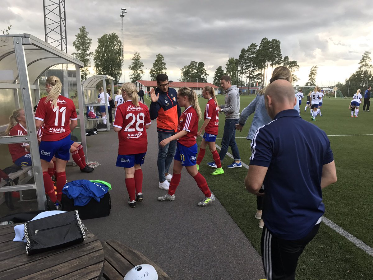 Borens damer har 3-0 i paus borta mot Skeninge IK. Målskyttar Iza Lindman 2 och Maria Kåhlin. #borenhjärta