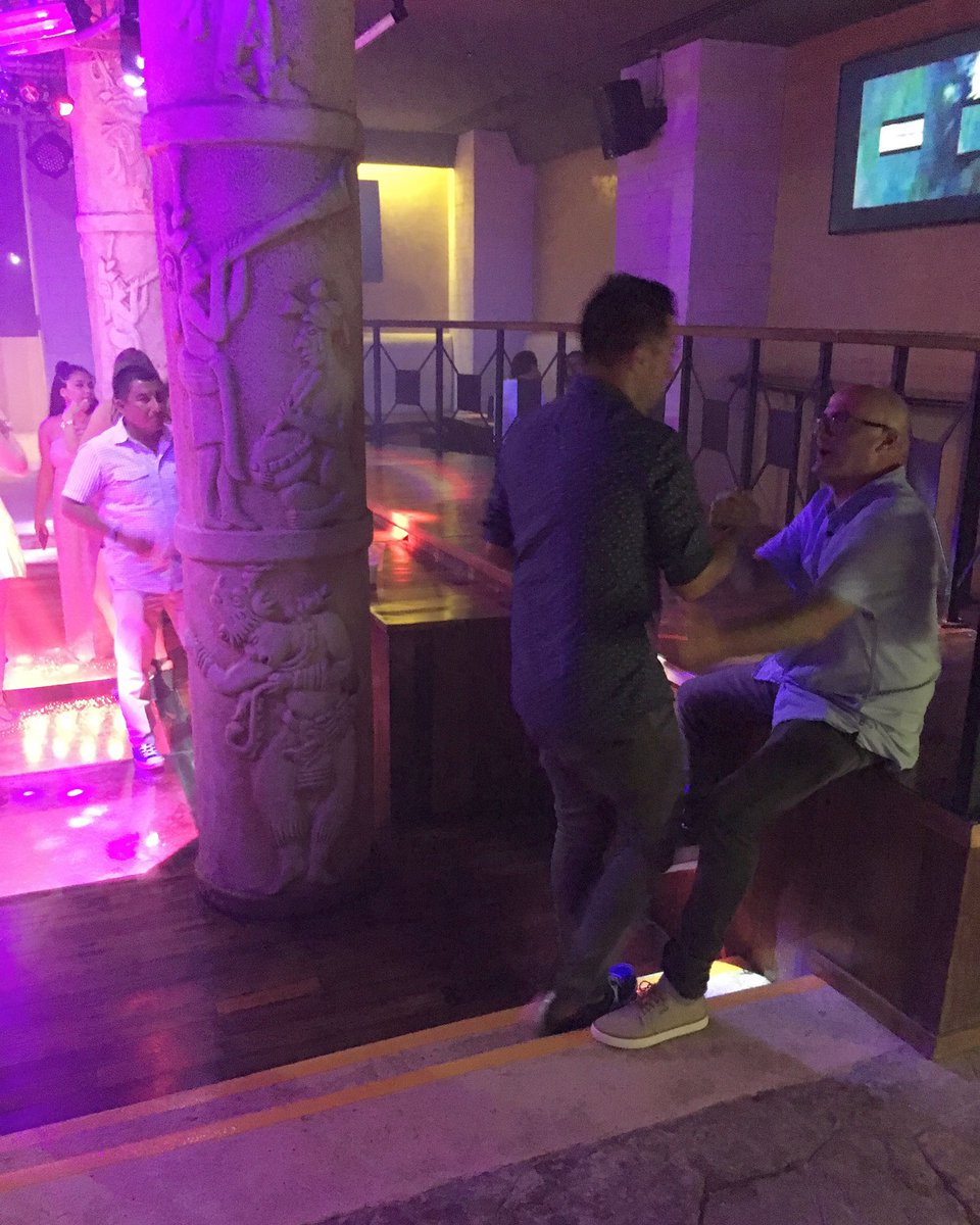 HEER0D's tweet photo. @notthefakeSVP out here at a discoteca in Playa Del Carmen #WhereInTheWorldIsntSVP https://t.co/6DjU04caRR