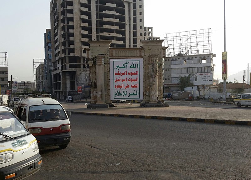 theyementimes's tweet photo. Clashes in Al-Mesbahi roundabout https://t.co/MMzeLjAhiu via @theyementimes https://t.co/3Cchd7MtLb